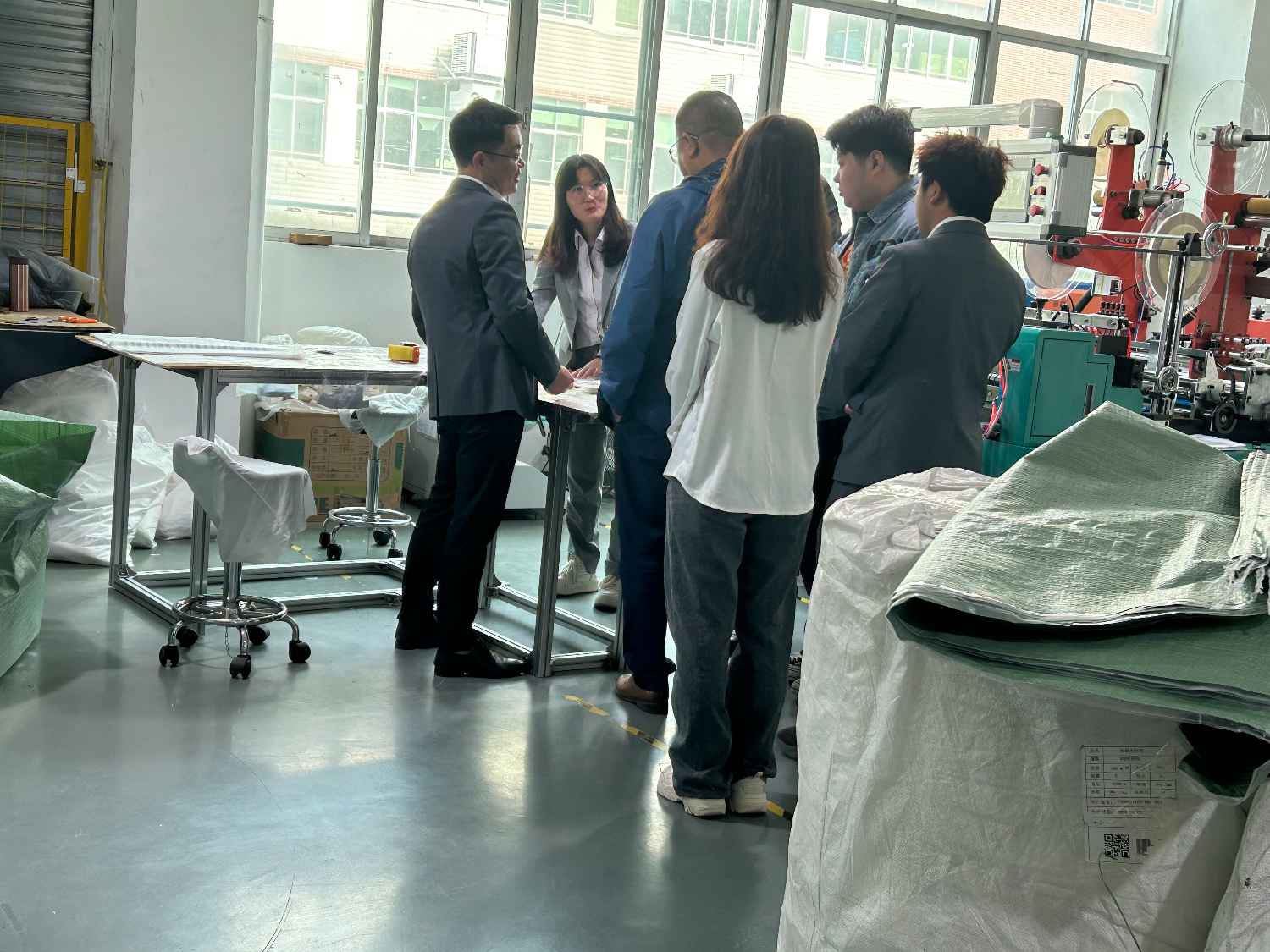 国际合作伙伴深度考察，共谋发展 —— 外国客户访问华体会签约ac米兰科技生产车间(图3)