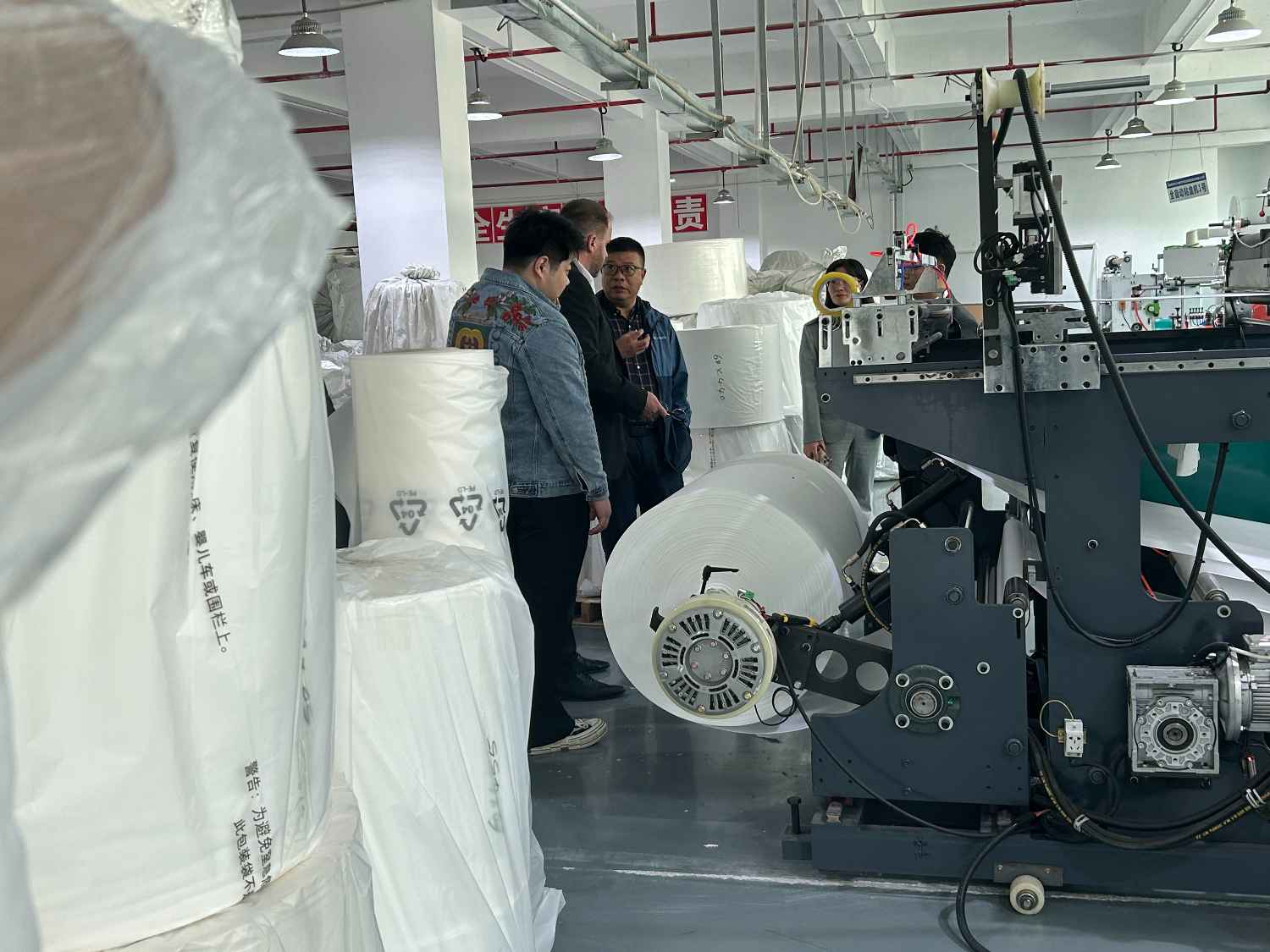 国际合作伙伴深度考察，共谋发展 —— 外国客户访问华体会签约ac米兰科技生产车间(图4)