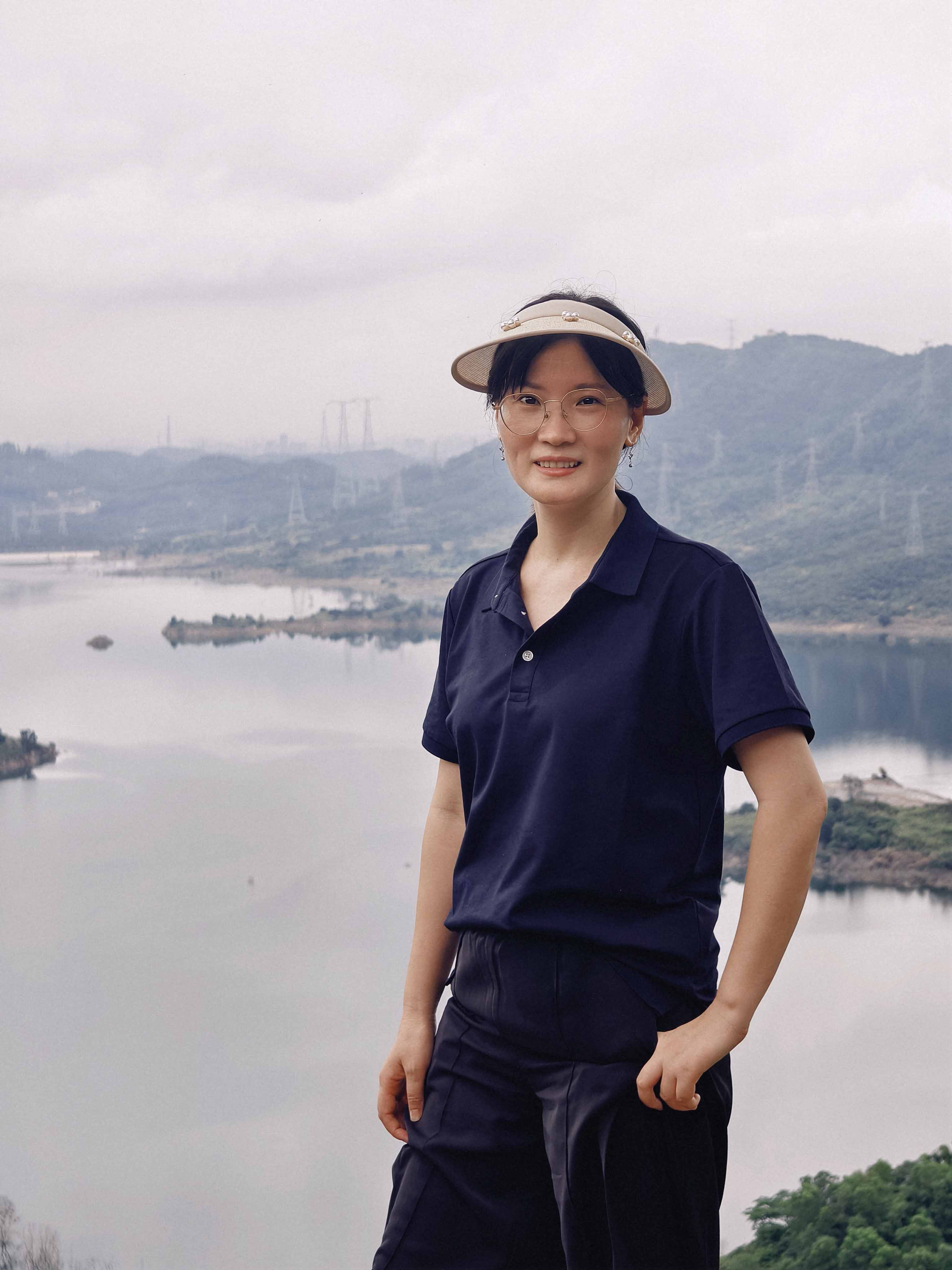 华体会签约ac米兰科技公司员工齐聚光明区蠄蜍石,开启活力爬山之旅暨团建活动(图3)