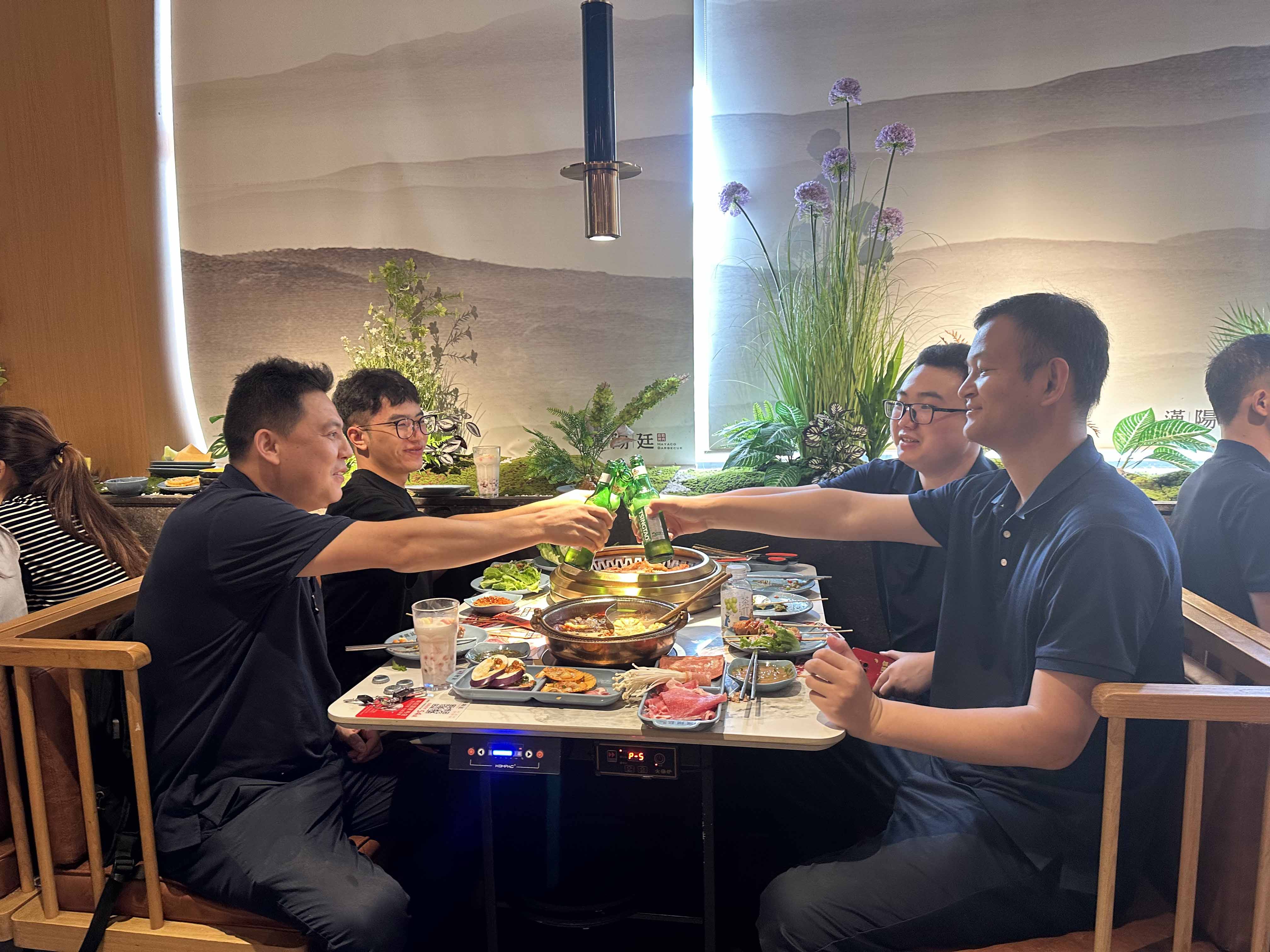 华体会签约ac米兰科技公司员工齐聚光明区蠄蜍石,开启活力爬山之旅暨团建活动(图5)